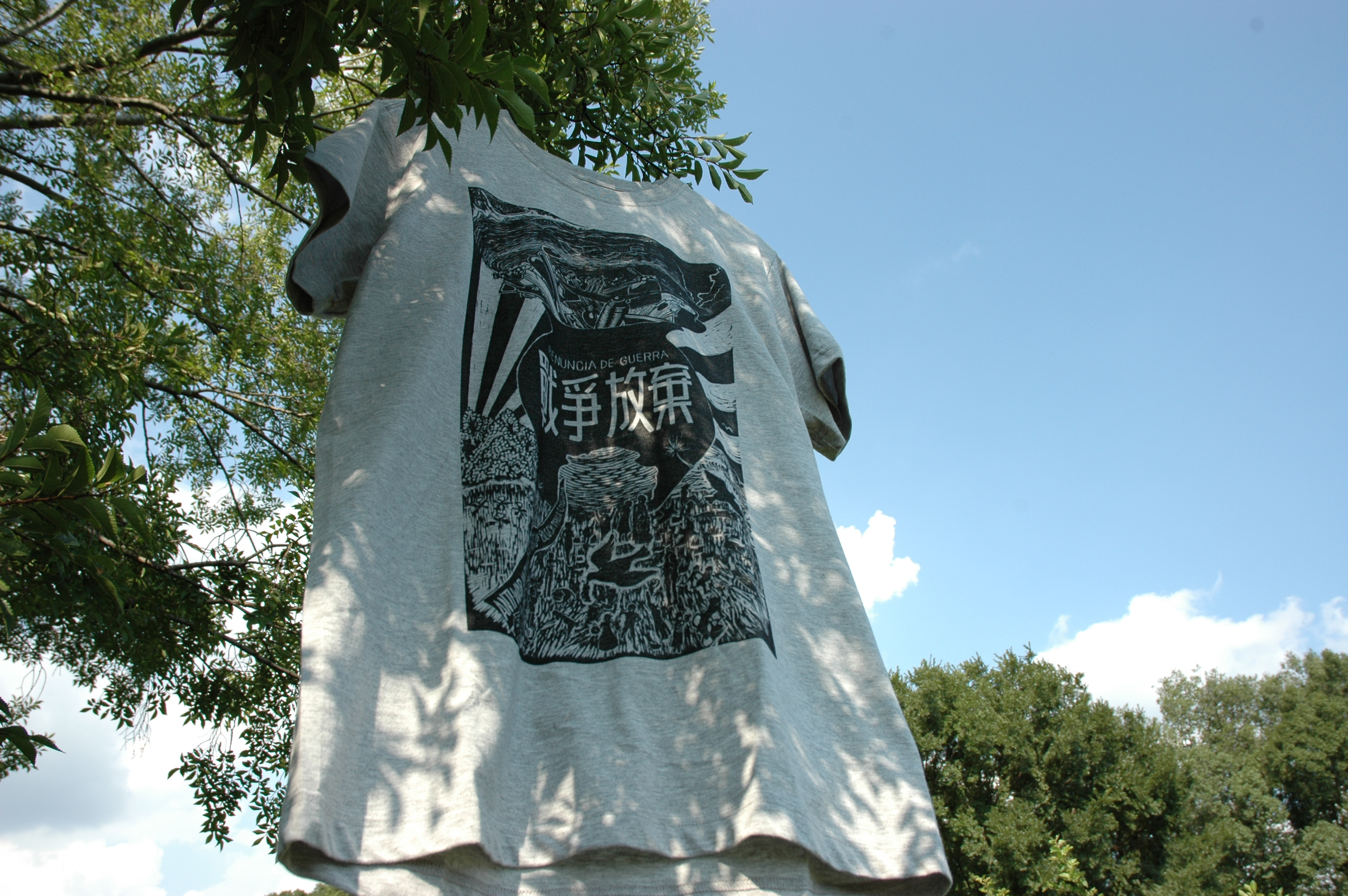 戦後70年 廃戦記念日の青空にたなびく「新しい戦争放棄」Tシャツ