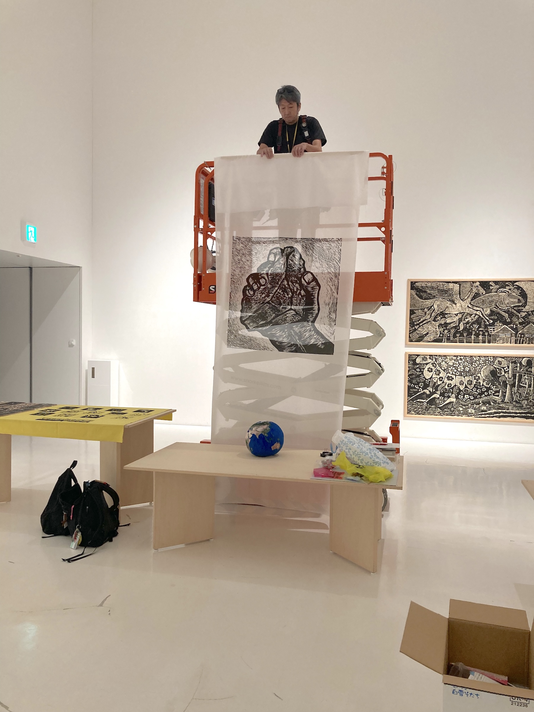 コスモスの咲くとき－地域に学び、平和を刻む教育版画の”いま”